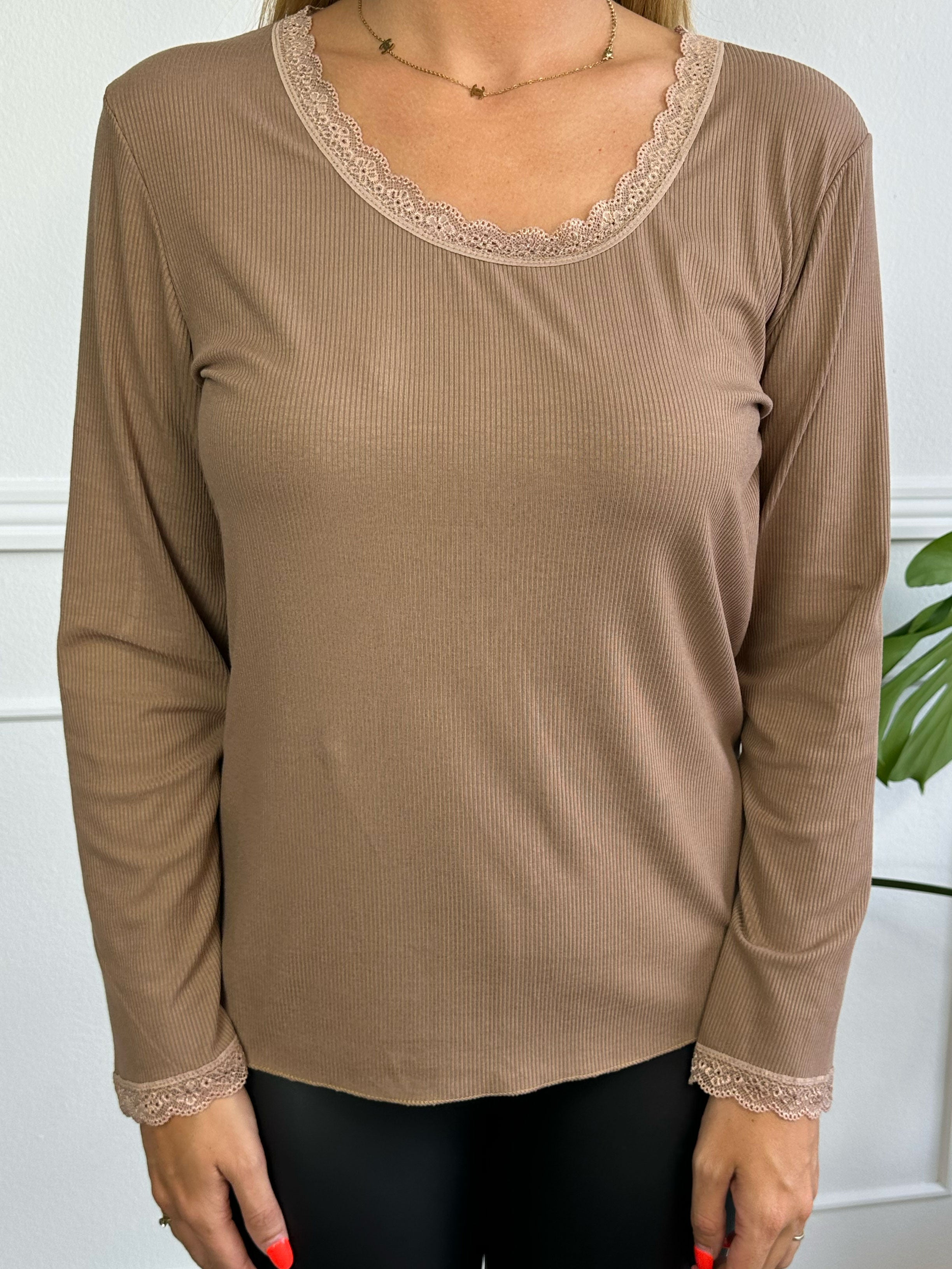Ibina Long Sleeve - Sød bluse med rib og blondekanter